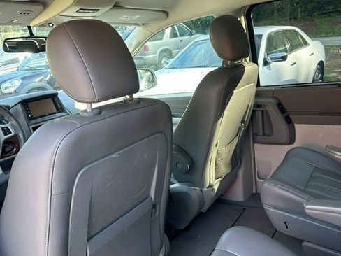 Used 2008 Chrysler Town & Country Touring FWD image 11