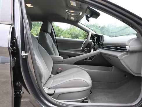 Used 2021 Hyundai Elantra SE FWD image 23