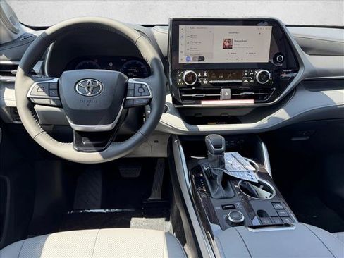 New 2026 Toyota Highlander Limited AWD/4WD image 10