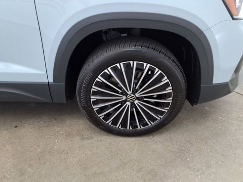 Certified 2025 Volkswagen Taos SE w/ Panoramic Sunroof Package image 24