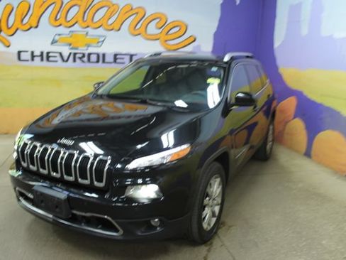 Used 2017 Jeep Cherokee Limited w/ Luxury Group AWD/4WD image 4