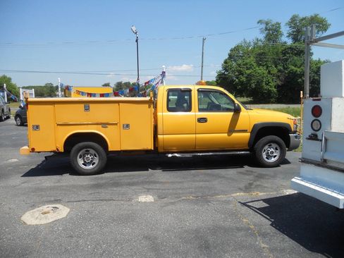 Used 2005 GMC Sierra 2500 W/T w/ Snow Plow Prep Package AWD/4WD image 2
