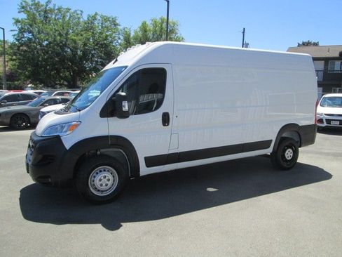 Used 2026 RAM ProMaster 2500 w/ Convenience Group FWD image 3
