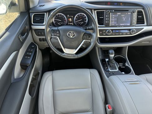 Certified 2018 Toyota Highlander XLE image 17