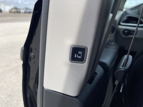 Used 2022 Chrysler Pacifica Touring-L FWD image 38