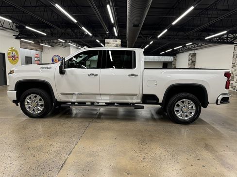 Used 2024 Chevrolet Silverado 2500 High Country w/ Technology Package AWD/4WD image 4
