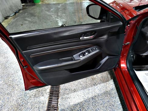 Used 2019 Nissan Altima 2.5 SR w/ SR Premium Package image 9