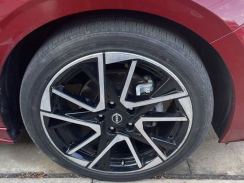 Used 2025 Nissan Sentra SR w/ SR Premium Package image 11