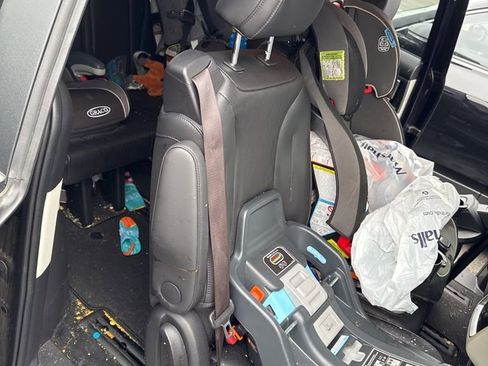 Used 2023 Kia Carnival LX image 8