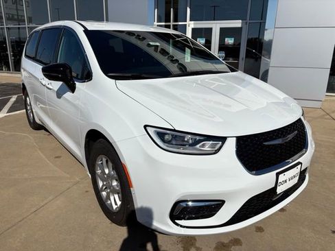 New 2026 Chrysler Pacifica Select image 8