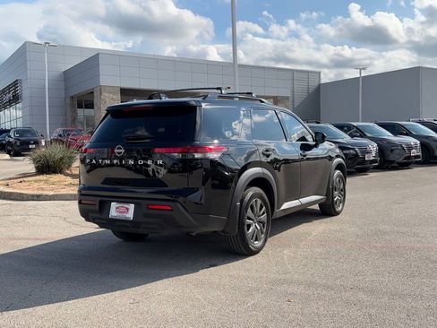 Used 2025 Nissan Pathfinder SV FWD image 5