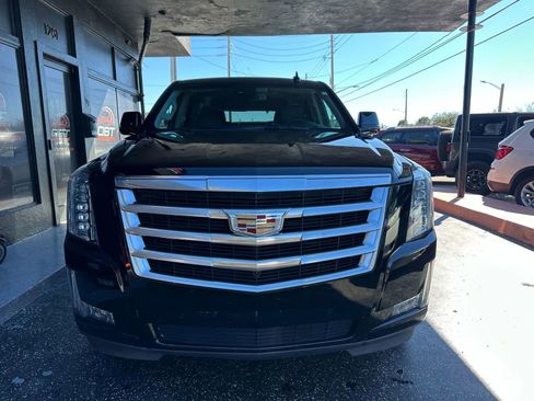 Used 2015 Cadillac Escalade Luxury image 2