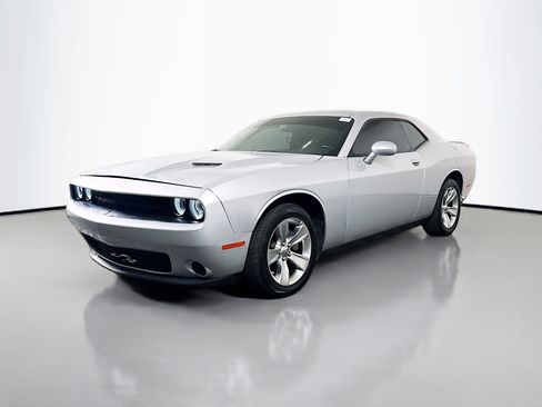 Used 2022 Dodge Challenger SXT RWD image 4