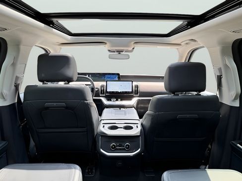 Used 2025 Ford Expedition Platinum AWD/4WD image 30