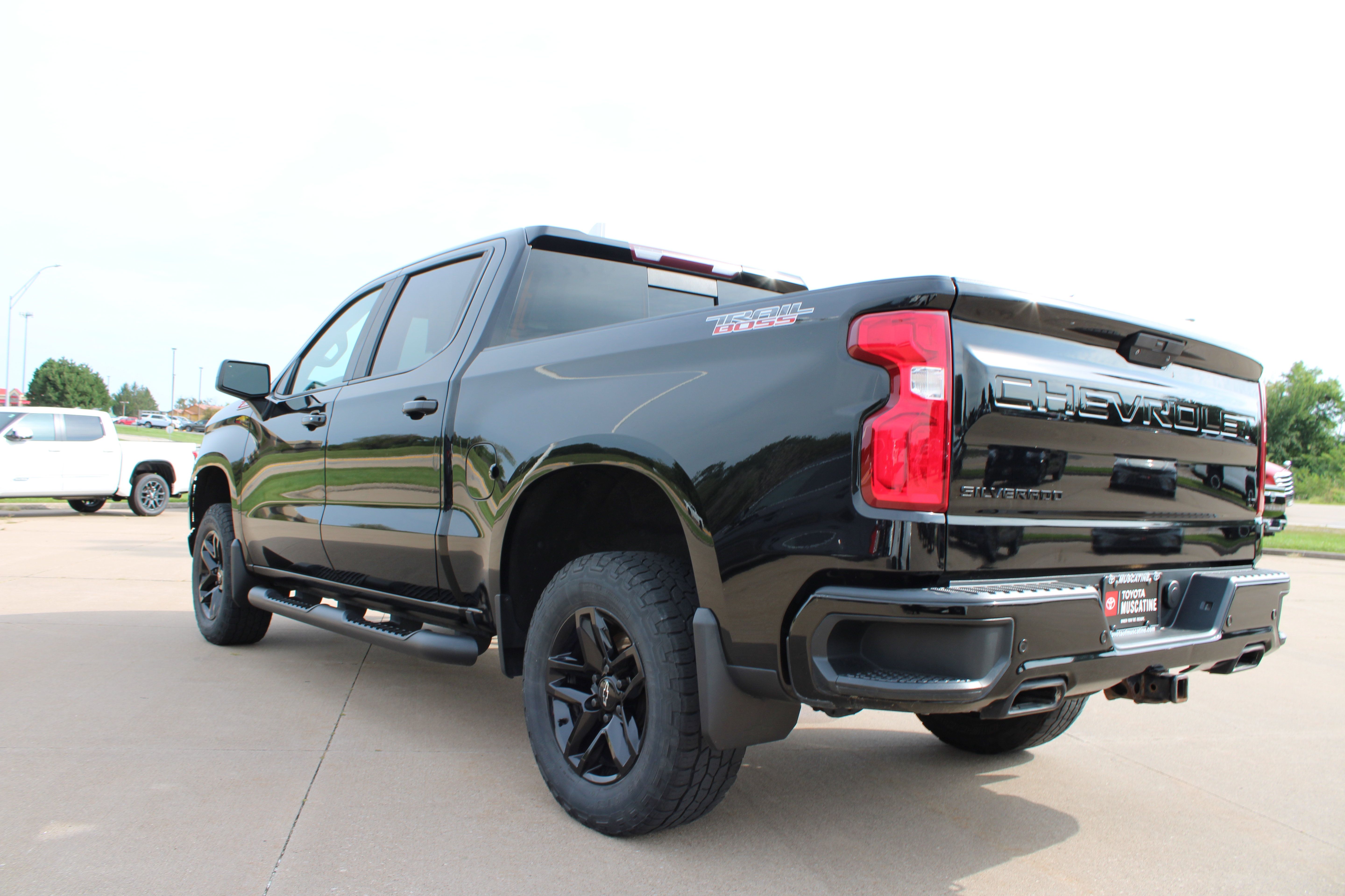 Used 2020 Chevrolet Silverado 1500 LT Trail Boss w/ Midnight Edition AWD/4WD image 17