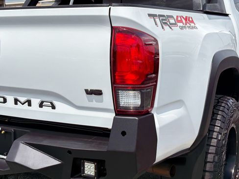 Used 2018 Toyota Tacoma TRD Off-Road AWD/4WD image 17