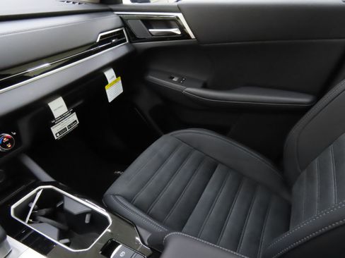 New 2025 Mitsubishi Outlander SE image 19