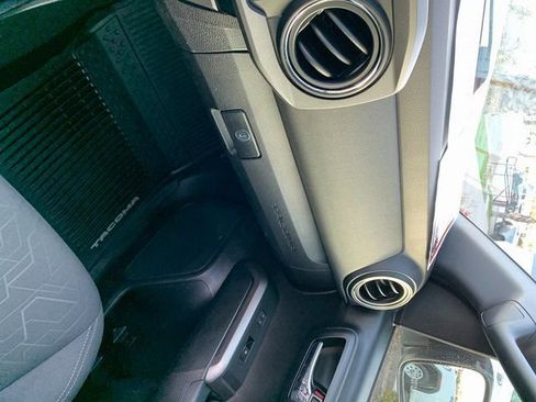 Used 2017 Toyota Tacoma TRD Sport image 30