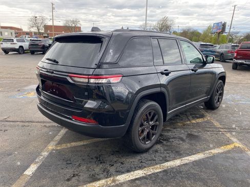 Used 2024 Jeep Grand Cherokee Altitude AWD/4WD image 5