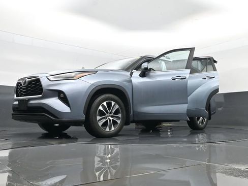 Used 2023 Toyota Highlander XLE AWD/4WD image 37