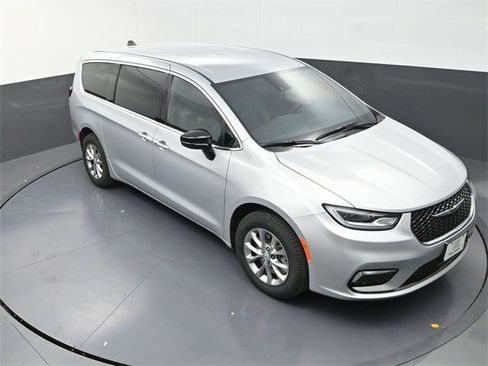 New 2026 Chrysler Pacifica Select image 9