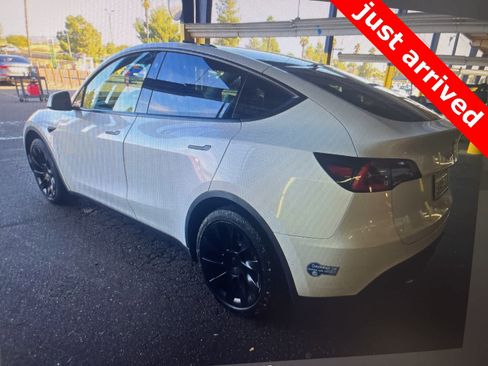 Used 2021 Tesla Model Y 2WD image 3
