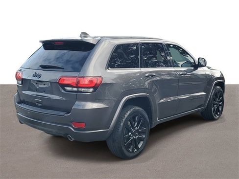 Used 2017 Jeep Grand Cherokee Altitude image 4