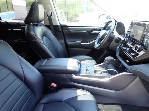 Used 2023 Toyota Highlander XLE AWD/4WD image 3