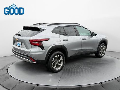 Used 2025 Chevrolet Trax LT w/ LT Convenience Package image 5
