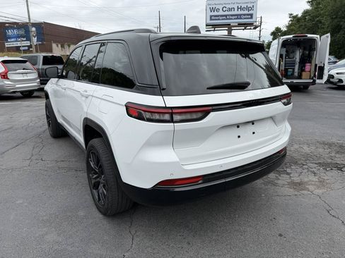 Used 2024 Jeep Grand Cherokee Laredo X AWD/4WD image 6