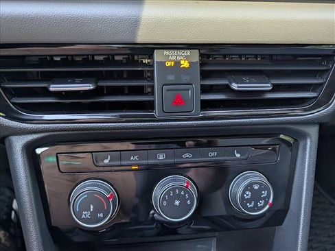 Certified 2023 Volkswagen Taos SE w/ Panoramic Sunroof Package FWD image 33