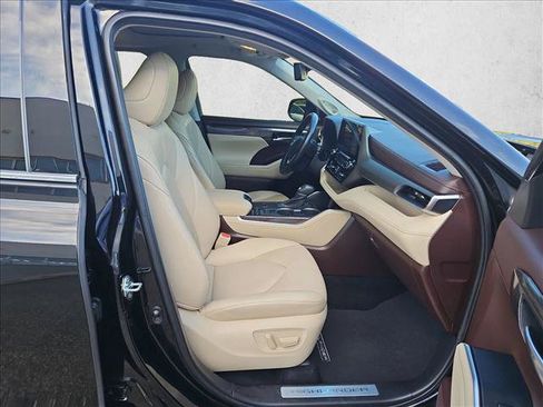 Used 2020 Toyota Highlander Limited FWD image 23