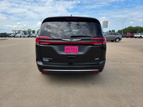 Used 2022 Chrysler Pacifica Touring-L w/ Uconnect Theater Family Group AWD/4WD image 6