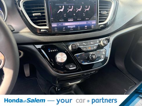 Used 2025 Chrysler Pacifica Select FWD image 18