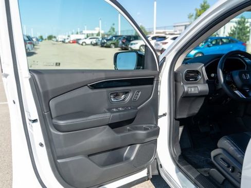 Used 2025 Honda Pilot EX-L image 27