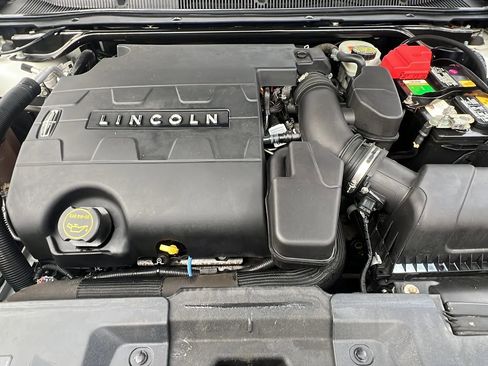 Used 2015 Lincoln MKS Sedan 4D w/ Equipment Group 101A image 33