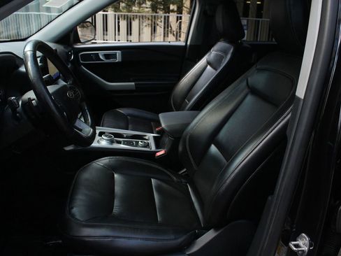 Used 2020 Ford Explorer XLT w/ Equipment Group 202A AWD/4WD image 14