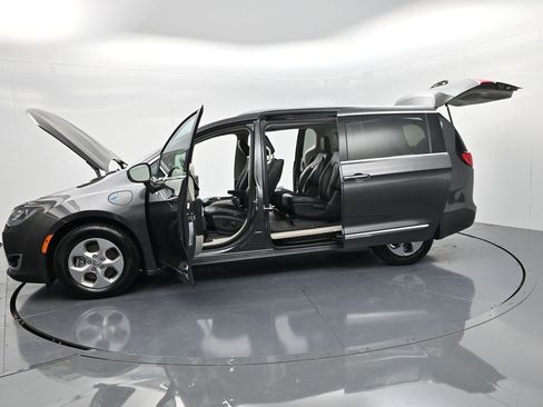 Used 2017 Chrysler Pacifica Platinum image 59