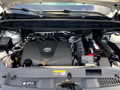 Used 2022 Toyota Highlander XLE AWD/4WD image 31