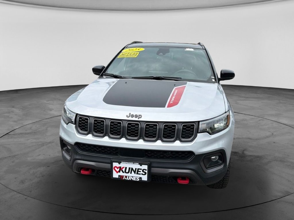 Used 2025 Jeep Compass Trailhawk AWD/4WD image 3