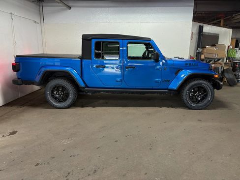 Used 2024 Jeep Gladiator Sport AWD/4WD image 4