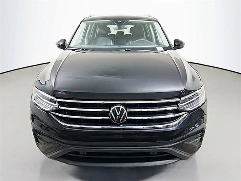 Used 2024 Volkswagen Tiguan SE image 2