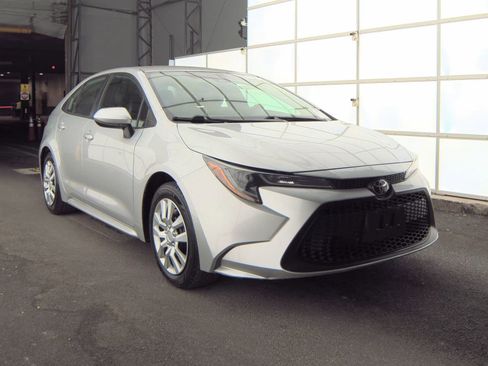 Used 2021 Toyota Corolla LE image 2