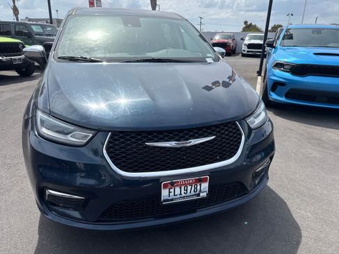Used 2023 Chrysler Pacifica Limited FWD image 5