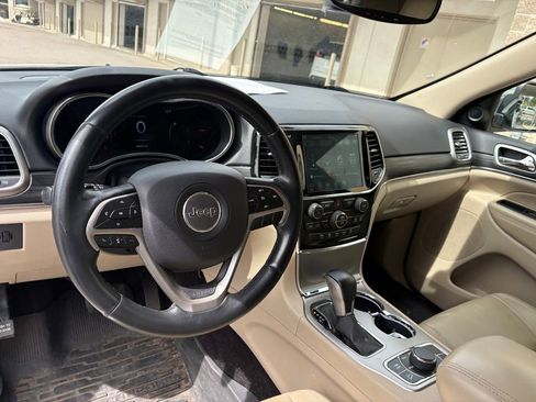 Used 2019 Jeep Grand Cherokee Limited AWD/4WD image 17