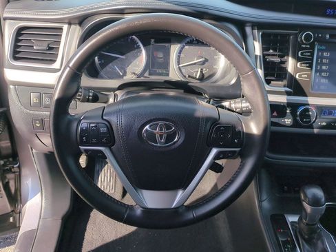 Used 2018 Toyota Highlander SE image 11