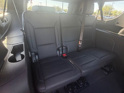Used 2025 GMC Yukon XL Denali AWD/4WD image 12