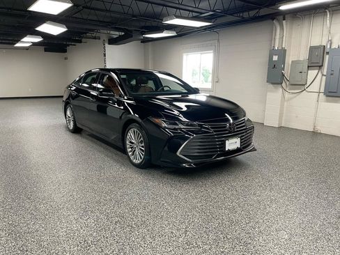 Used 2019 Toyota Avalon Limited w/ Advanced Safety Package FWD image 5