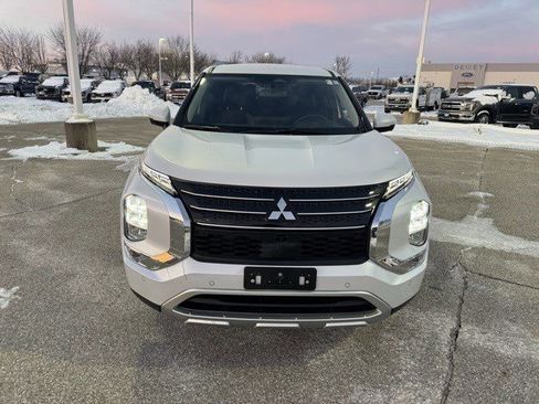 Used 2024 Mitsubishi Outlander SE image 2