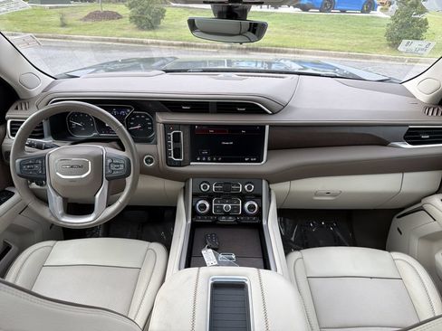 Used 2021 GMC Yukon Denali w/ Denali Premium Package AWD/4WD image 17